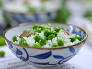  豌豆咸肉焖饭,鲜嫩翠绿，味道清甜，咸香入味的豌豆饭。
