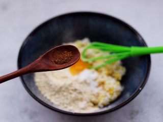 低脂杂粮谷物时蔬饼,再加入花椒粉增加口感。