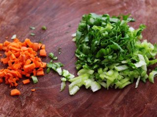 低脂杂粮谷物时蔬饼,小油菜和胡萝卜洗净后，用刀切碎。