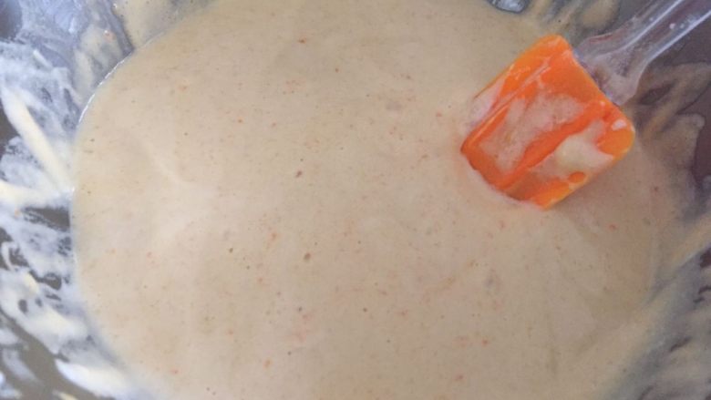 电饭锅胡萝卜蛋糕,电饭煲提前预热下，然后将三分一打发好的蛋白霜倒入胡萝卜蛋黄糊中，翻拌均匀（像炒菜一样的上下翻，不能画圈圈，会消泡）。翻拌均匀后的胡萝卜蛋黄糊倒入剩下的蛋白霜中，继续翻拌均匀。翻拌好的蛋糕液，是很绵滑的状态；