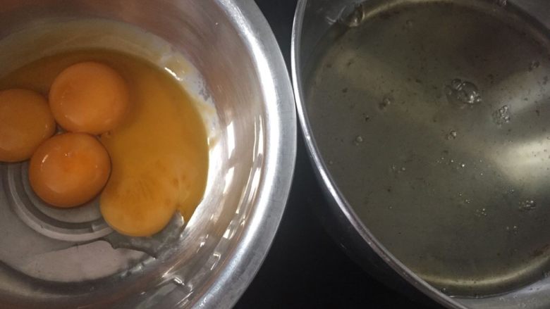 电饭锅胡萝卜蛋糕,蛋黄蛋清分离，打发蛋白的盆子一定要无水无油，蛋白里面也不能掺有蛋黄，不然都会影响打发；