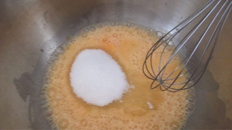 电饭锅胡萝卜蛋糕,蛋黄用蛋抽打散，加入一勺细砂糖搅拌均匀，打到微微发白，不用打发完全；