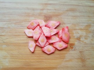 甜豆红萝卜炒虾仁,红萝卜去皮洗干净切成片。