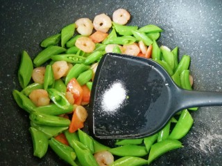 甜豆红萝卜炒虾仁,放盐调味，翻炒均匀即可。