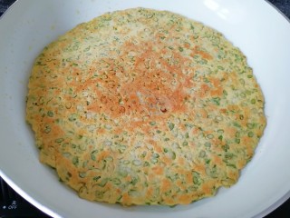 蒜苔尖鸡蛋饼,中小火煎至两面金黄即可出锅。