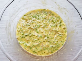 蒜苔尖鸡蛋饼,搅拌均匀静置2分钟。