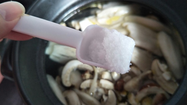 鲜到掉眉毛的姬松茸鸡汤,煲一个多小时左右就可以加盐关火了。