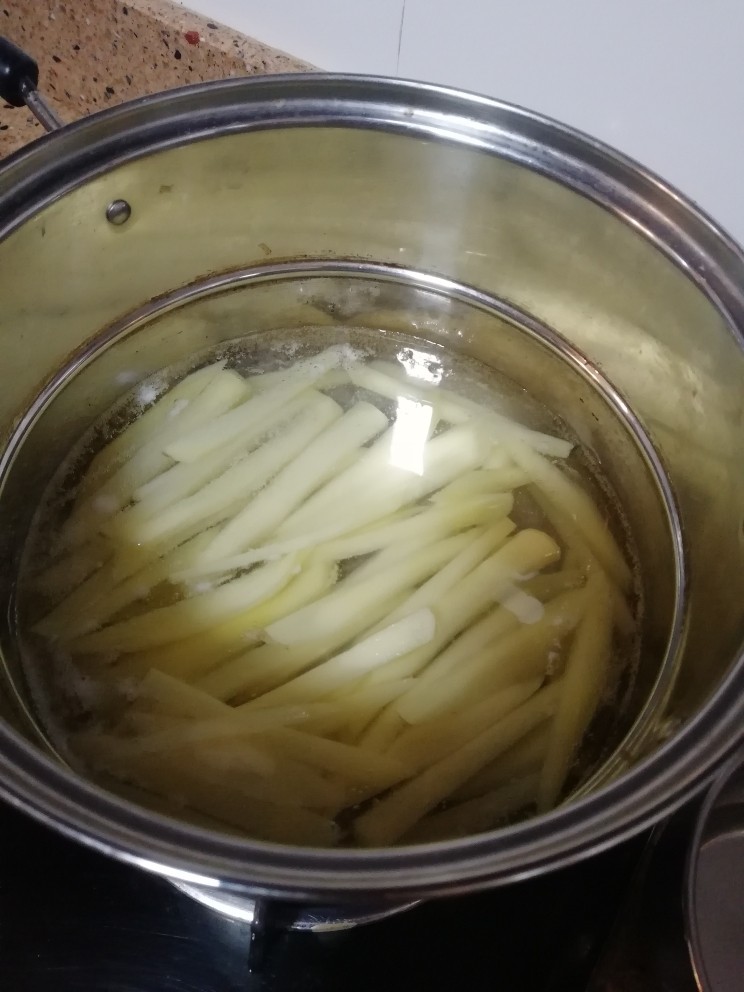 薯条🍟,锅里放水和土豆条