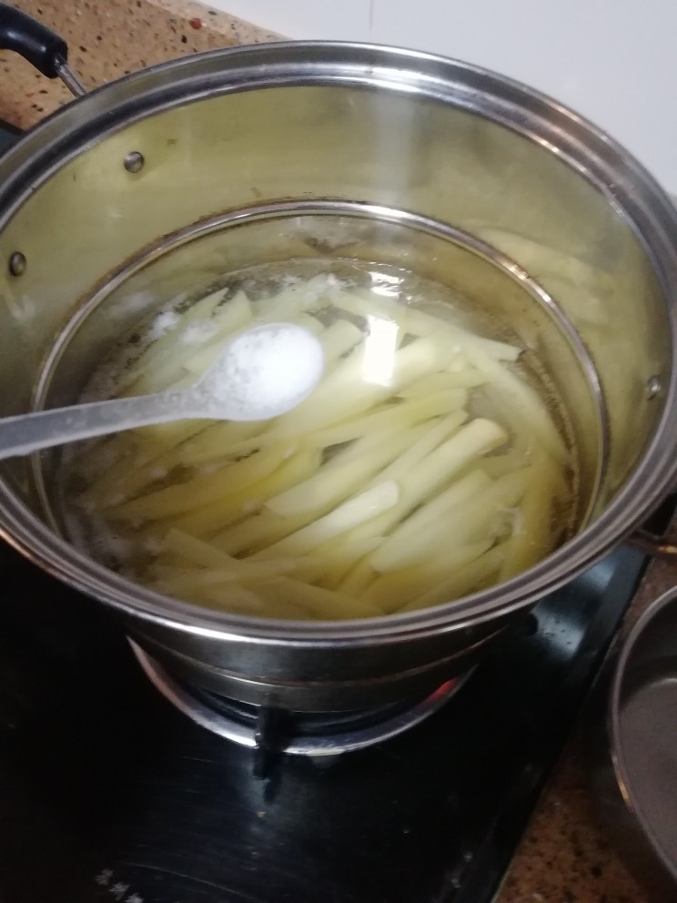 薯条🍟,加适量盐，煮开
