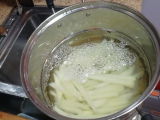 薯条🍟,锅里加冷水再次清洗