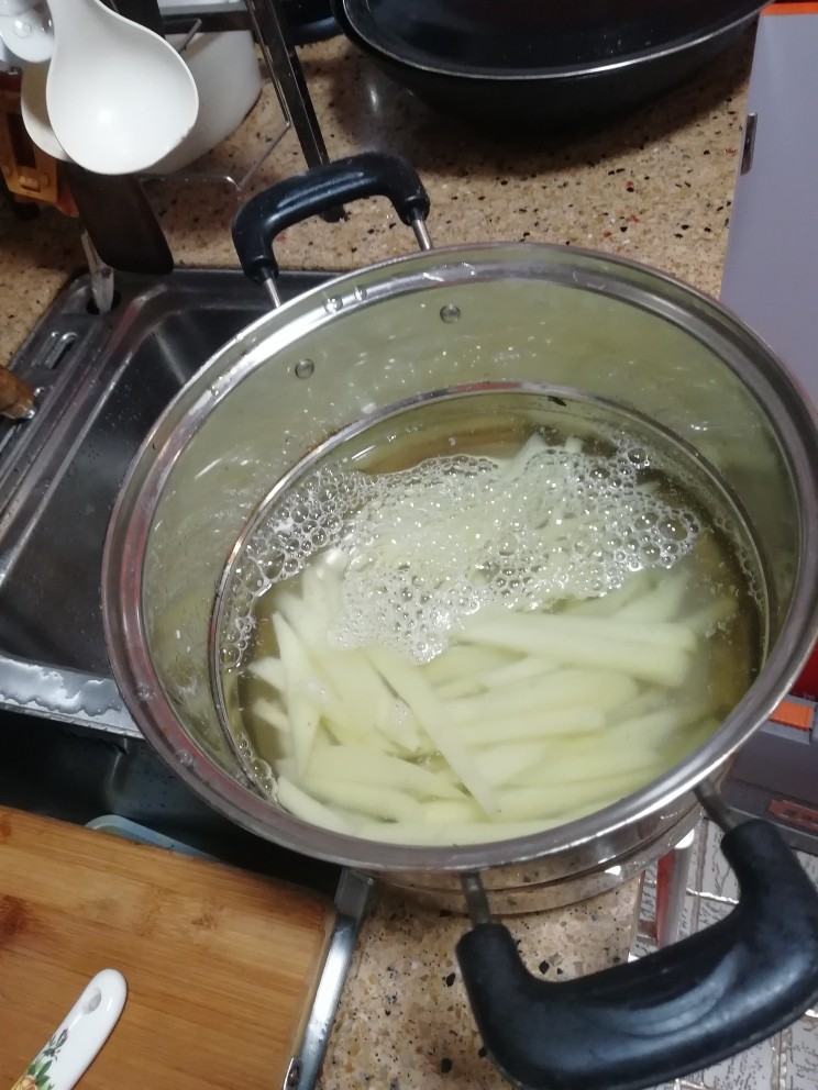 薯条🍟,锅里加冷水再次清洗