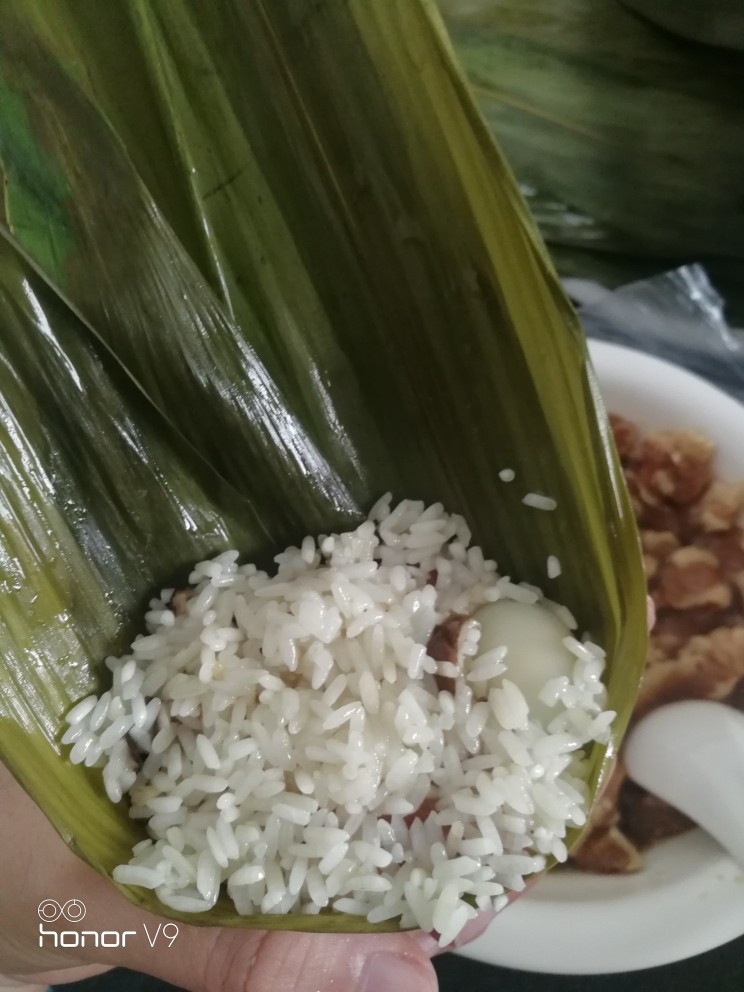 粽情一夏,最上面一层是米，米不下太满，装8分满就行，在煮的过程米会膨胀。