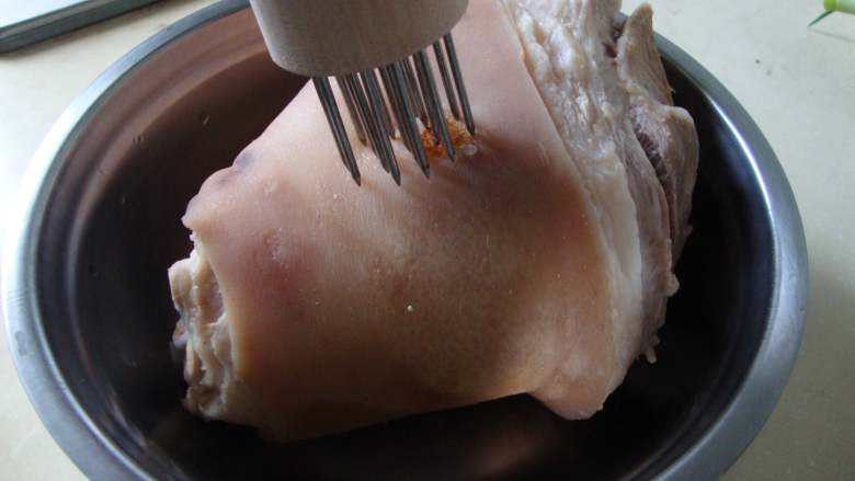 压桌菜：酱汁全肘,用肉插扎眼，放入高压锅内