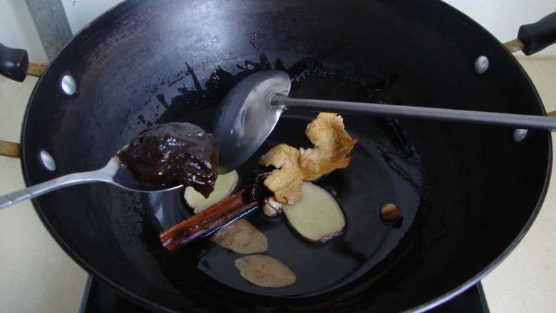 压桌菜：酱汁全肘,底油炒香葱以外香料，加黄豆酱和甜面酱炒香