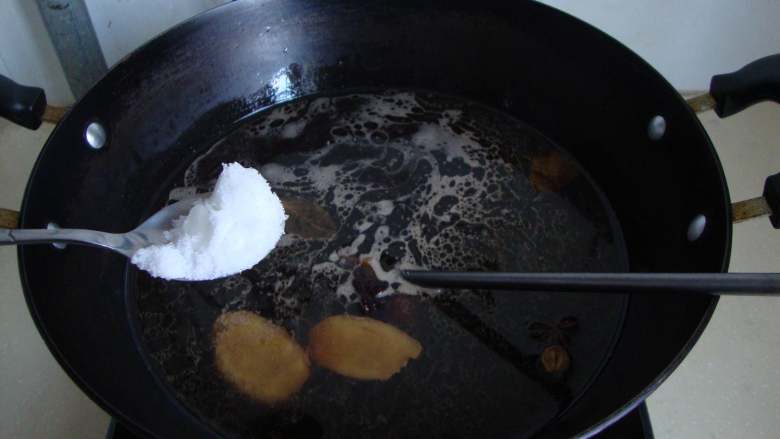 压桌菜：酱汁全肘,加盐、糖、鸡精调味，倒入高压锅里