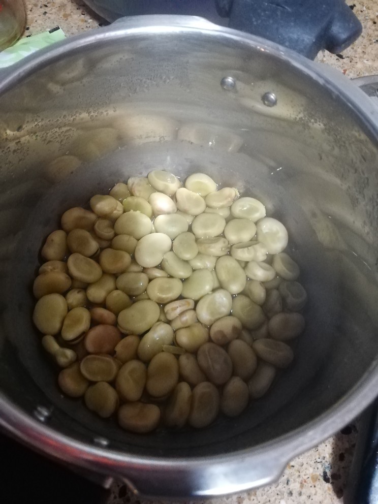 鸡汁蚕豆,煮好蚕豆备用