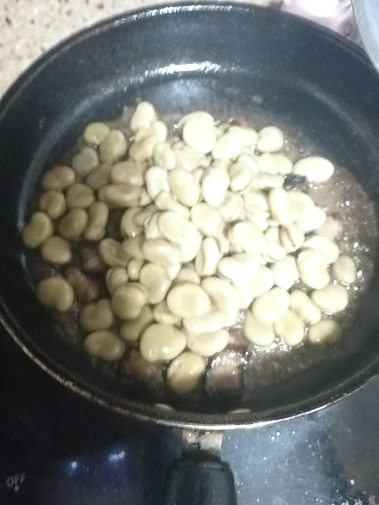 鸡汁蚕豆,放入煮好的蚕豆，