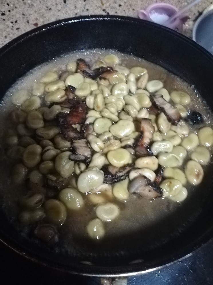 鸡汁蚕豆,加适量清水煮开