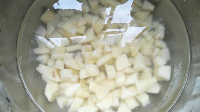 土豆蛋饼,将土豆切成小块状用水浸泡一会。
