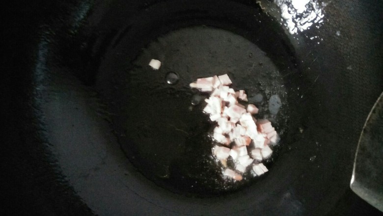 土豆蛋饼,锅内放油烧热后放入培根抄一会。