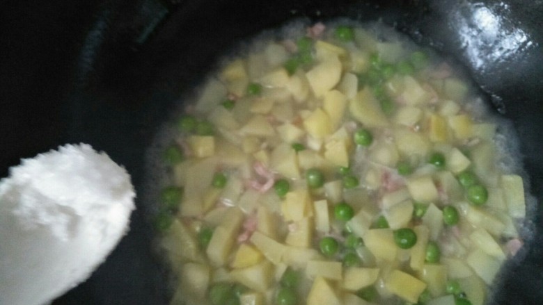 土豆蛋饼,放入土豆，青豆，培根，适量的水，盐将土豆煮软收干水。