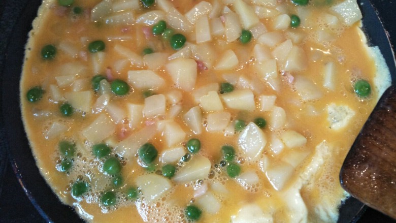 土豆蛋饼,倒入土豆蛋液慢火煎，煎到蛋液凝固。