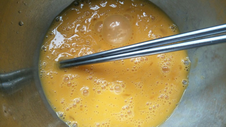 土豆蛋饼,搅拌均匀。