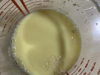 蜜豆餐包,老面制作：鸡蛋牛奶水加酵母混合搅拌均匀静止一会