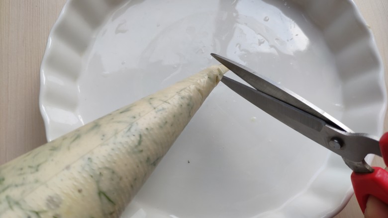 茴香小油条（不用手揉）,用剪子剪开个小口，先剪的小一点，试试后不行再剪，不要上来就剪大了。