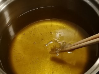荔枝肉,炸锅放入花生油 加热至7分热 用筷子试温 出现了细密的泡泡