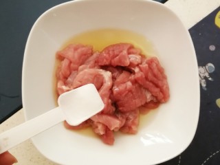 荔枝肉,放入盐调味 拌匀静置20分钟