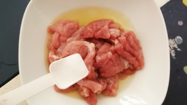 荔枝肉,放入盐调味 拌匀静置20分钟