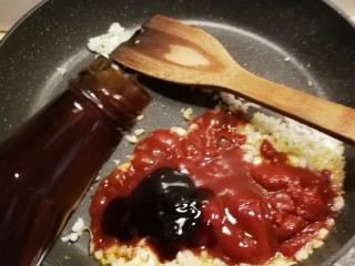 荔枝肉,放入1汤匙耗油和4汤匙番茄酱