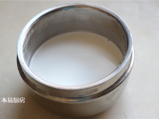 夏日小凉粉,将1杯豌豆淀粉和1杯清水混合，搅拌均匀至无颗粒的淀粉水。