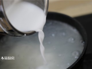 夏日小凉粉,将调匀的淀粉水倒入锅中，边倒边搅拌。