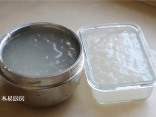 夏日小凉粉,将煮好的糊糊放入到容器中，放凉后，盖上盖子，放到冰箱里冷藏。