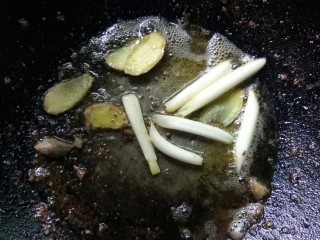 珍珠米梅香排骨,底油小火炒香姜葱。