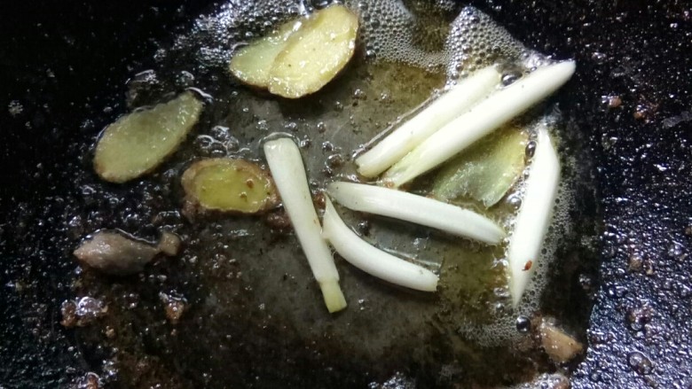 珍珠米梅香排骨,底油小火炒香姜葱。