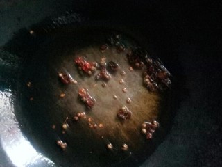 珍珠米梅香排骨,炒锅倒菜籽油，小火炒香辣椒段和花椒。