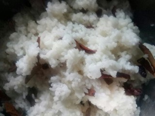 珍珠米梅香排骨,蒸断生的珍珠米，加红枣丝、葡萄干和蔓越莓干拌匀。