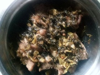 珍珠米梅香排骨,放入炒香的梅干菜。