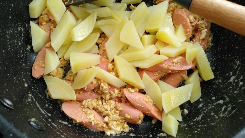 咸蛋芦笋火腿焗土豆,放入土豆一起煸炒一分钟