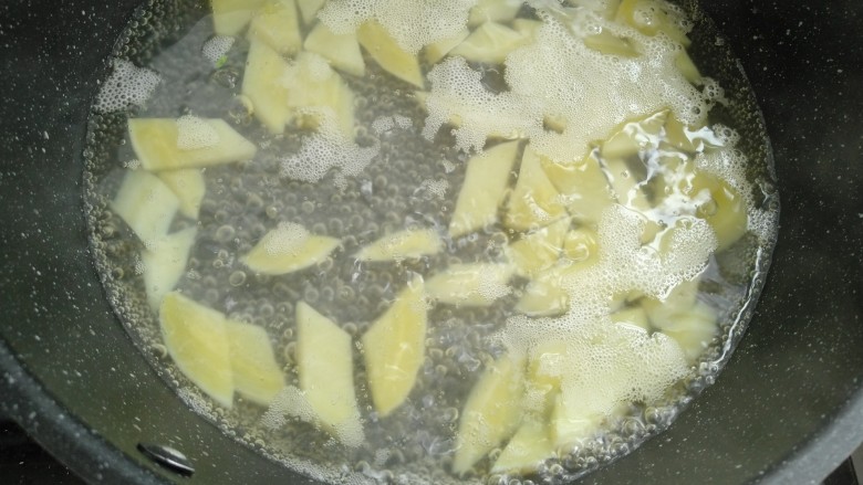 咸蛋芦笋火腿焗土豆,起锅烧水把土豆焯熟