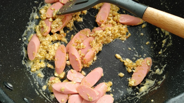 咸蛋芦笋火腿焗土豆,炒香后放入开中火放入火腿煸炒一分钟