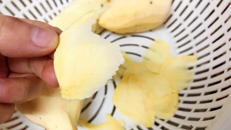 红薯的终极吃法——芝麻苕酥糖,用削皮刀削成厚薄均匀的小片
如果你刀工好也可以切，要求厚薄均匀，不要切太大片就行
