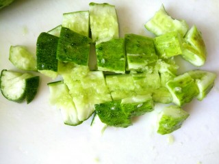 花生米拌黄瓜,用刀切成小块