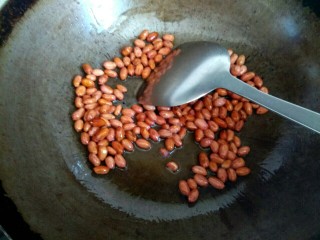 花生米拌黄瓜,锅中放入适量植物油，放入花生米翻炒