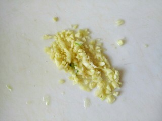 花生米拌黄瓜,蒜切沫