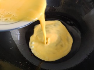 菜煎饼（韭菜鸡蛋馅）,鸡蛋入油锅炒成鸡蛋碎。