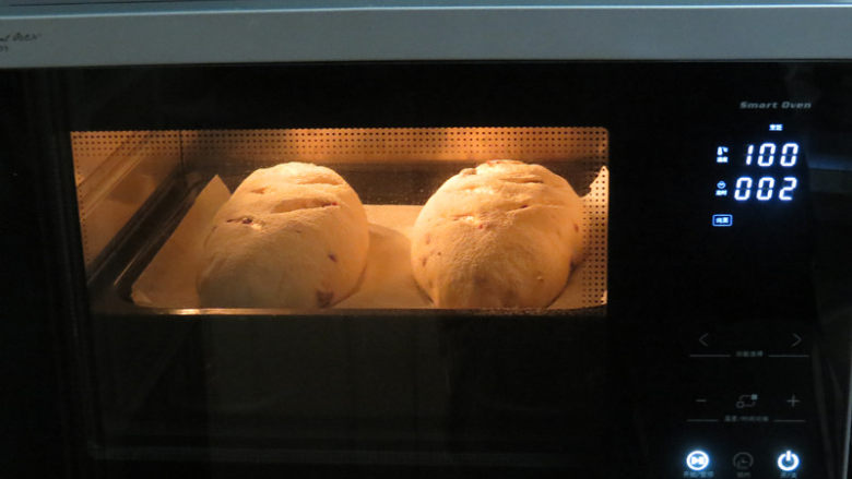 口感层次丰富滴~【全麦蔓越莓乳酪软欧】 ,烤箱提前选择上下烤模式200℃预热，面包放入后转纯蒸模式2分钟出蒸汽